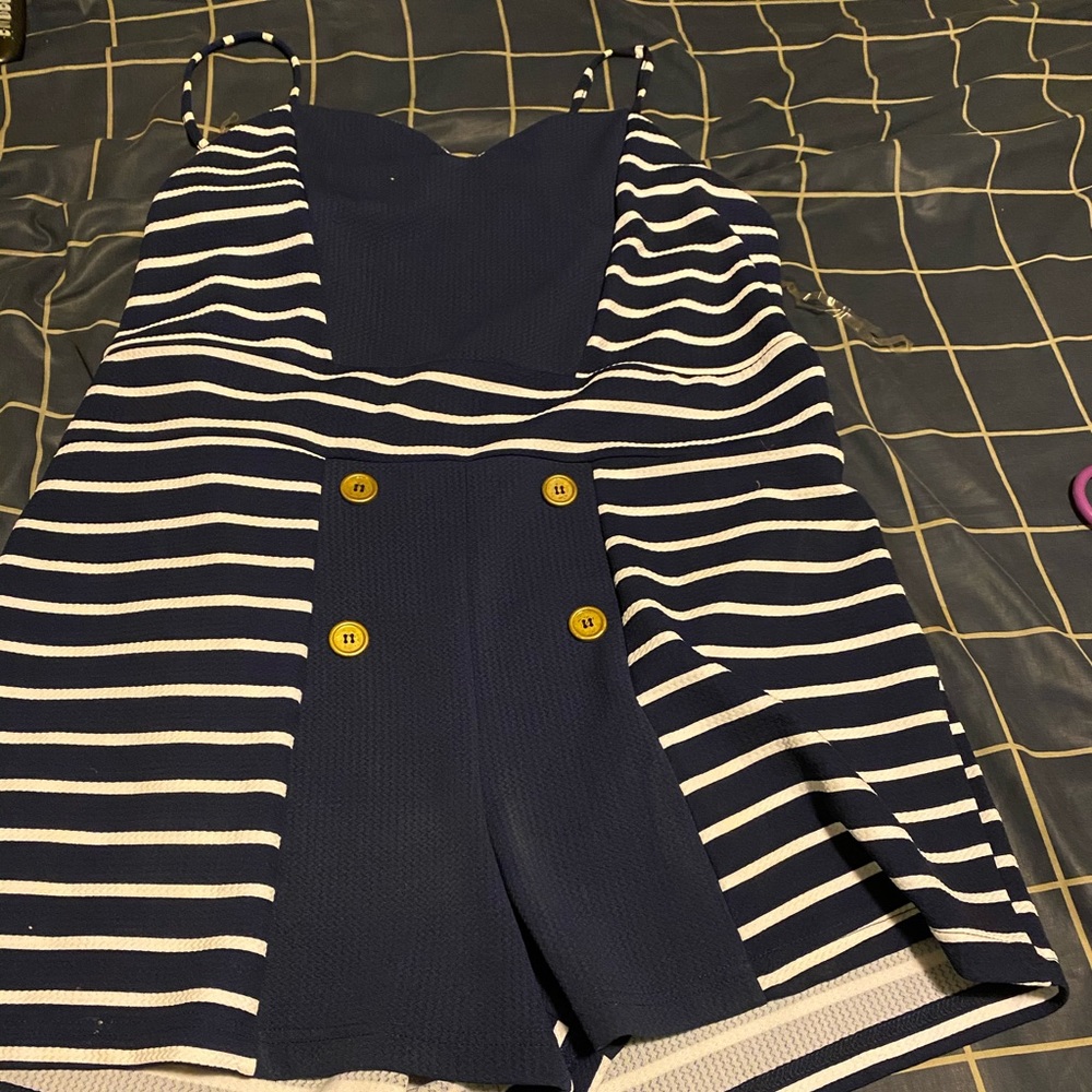 Ladies romper size 3xl but fits a 2xl
